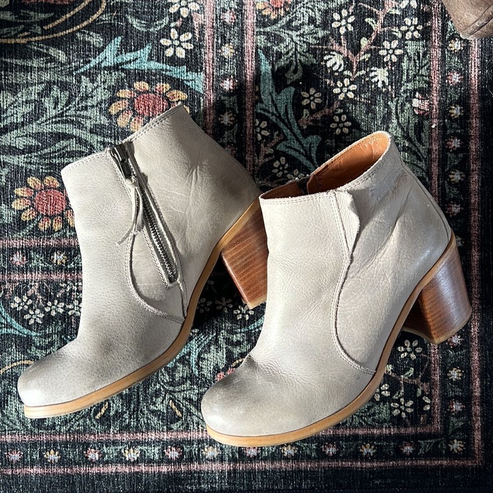 Levi’s Boots Wedge Heel Womens Size 8 Genuine Leather